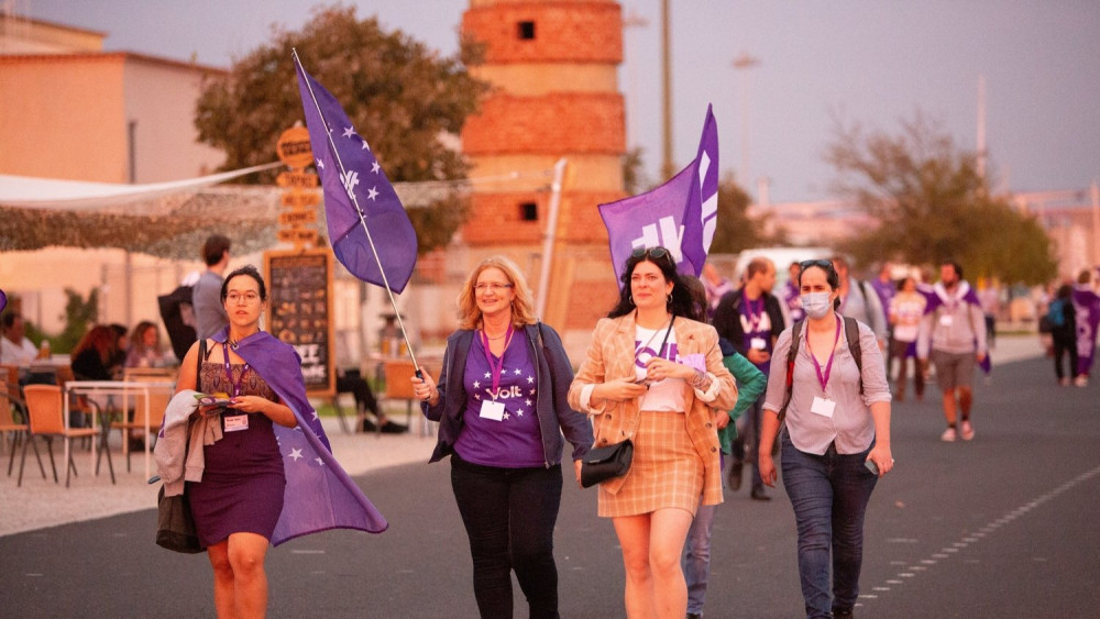 Volt vrouwen demonstreren met vlaggen