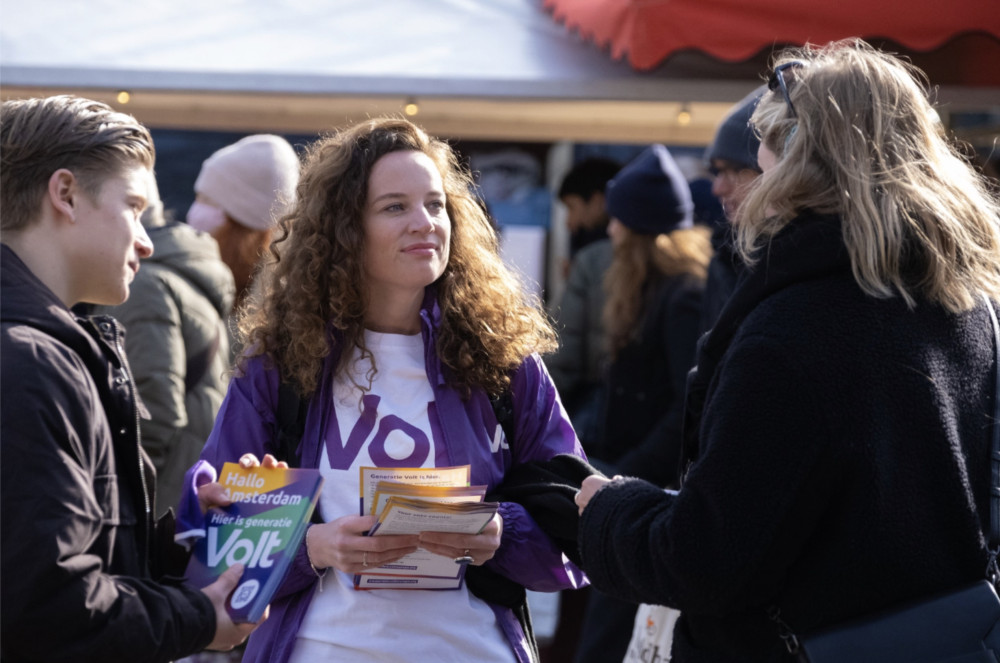Flyers uitdelen op de markt