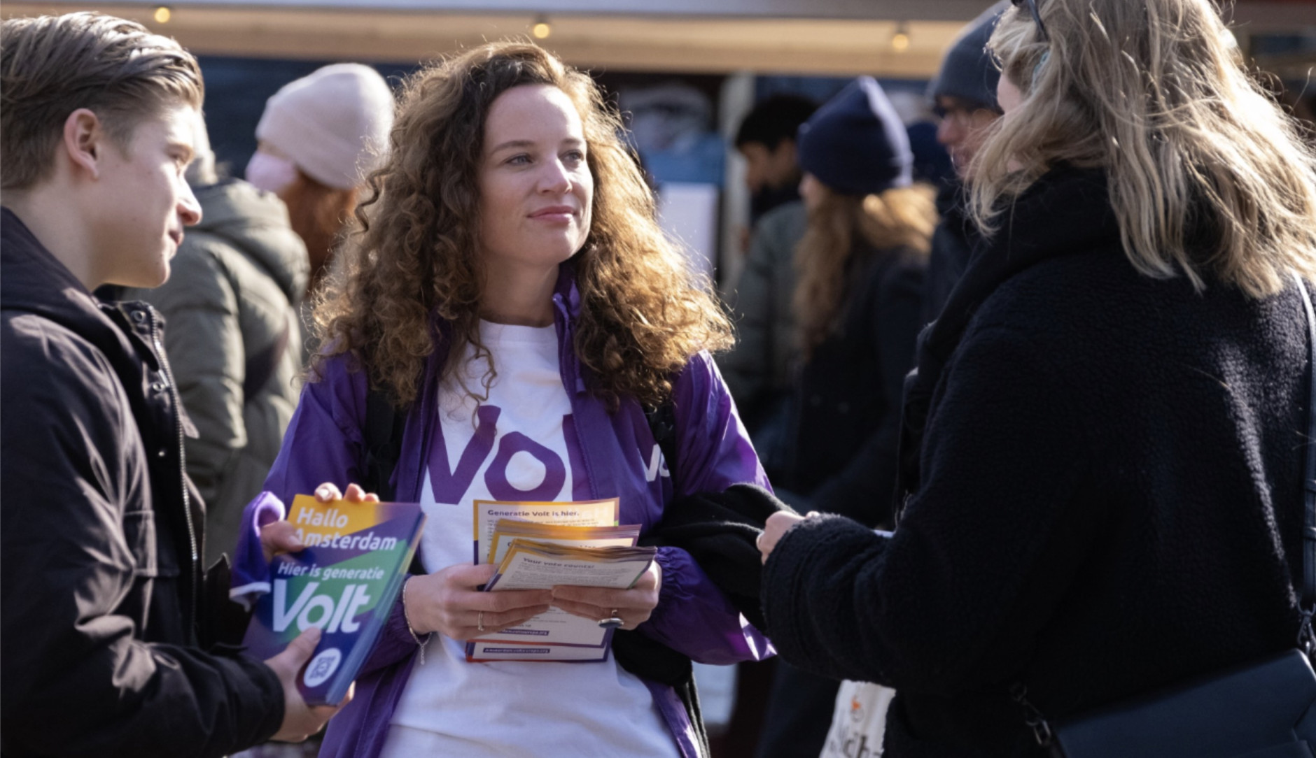 Flyers uitdelen op de markt