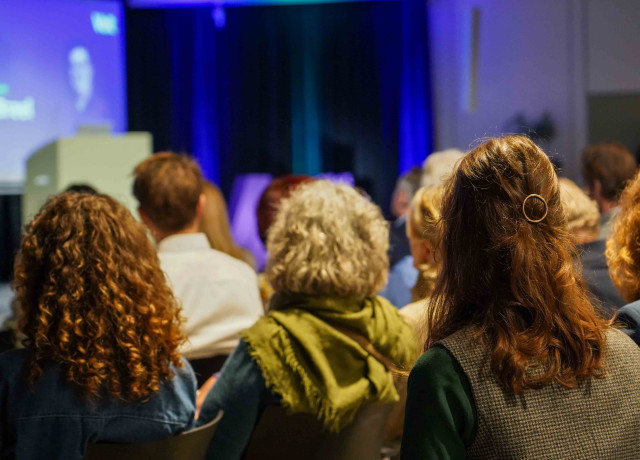Publiek van achteren tijdens Volt congres 2024