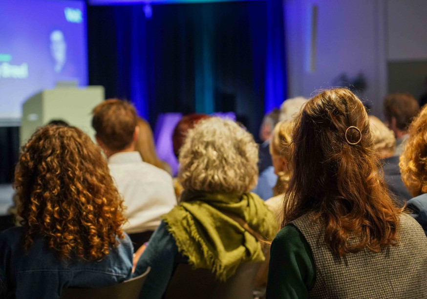 Publiek van achteren tijdens Volt congres 2024
