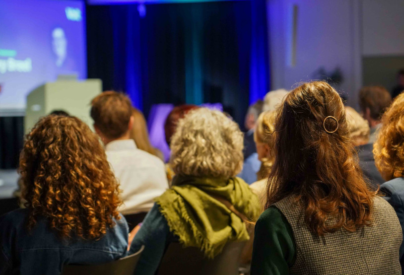 Publiek van achteren tijdens Volt congres 2024