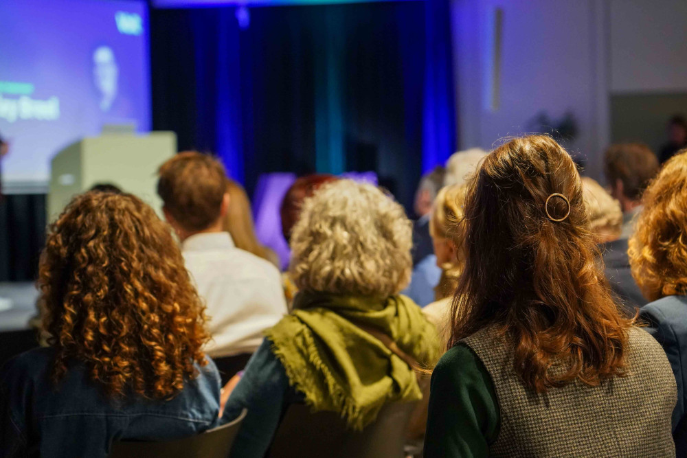 Publiek van achteren tijdens Volt congres 2024