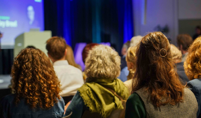 Publiek van achteren tijdens Volt congres 2024