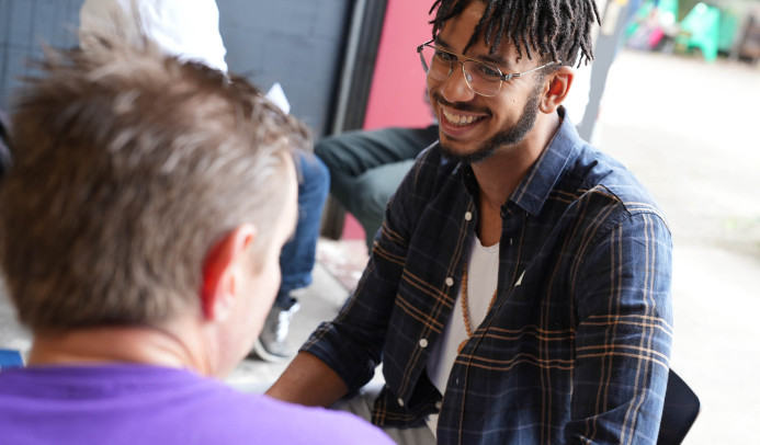 2 mensen lachen naar elkaar op een Volt event