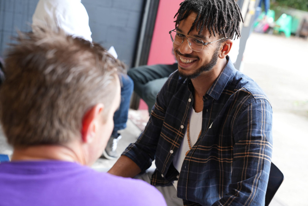 2 mensen lachen naar elkaar op een Volt event