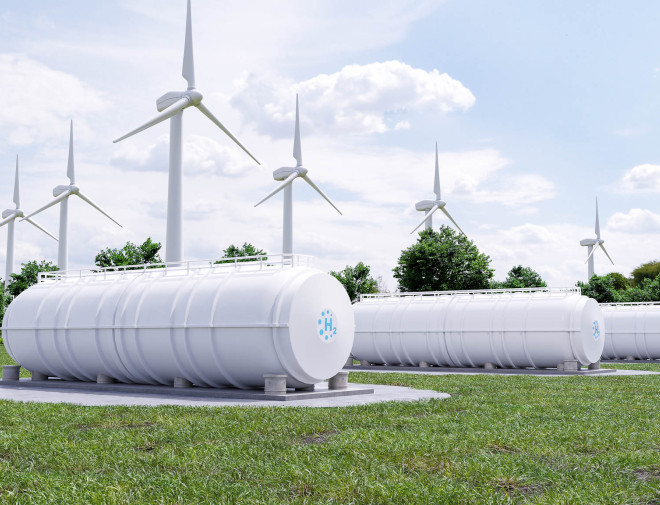 Waterstof tankers met windmolens op de achtergrond