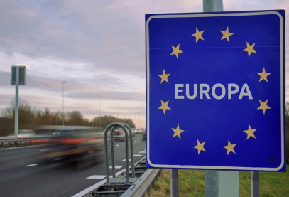 Snelweg met verkeersbord Europa
