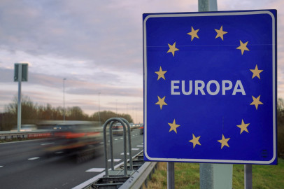 Snelweg met verkeersbord Europa