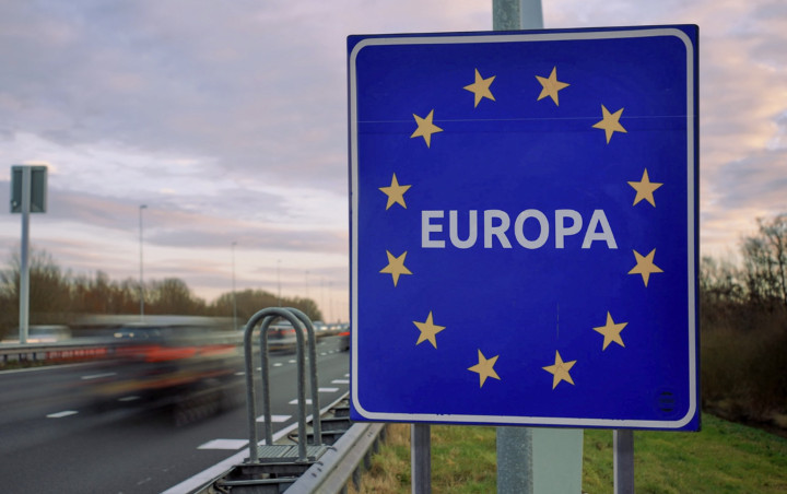 Snelweg met verkeersbord Europa