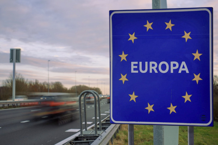 Snelweg met verkeersbord Europa