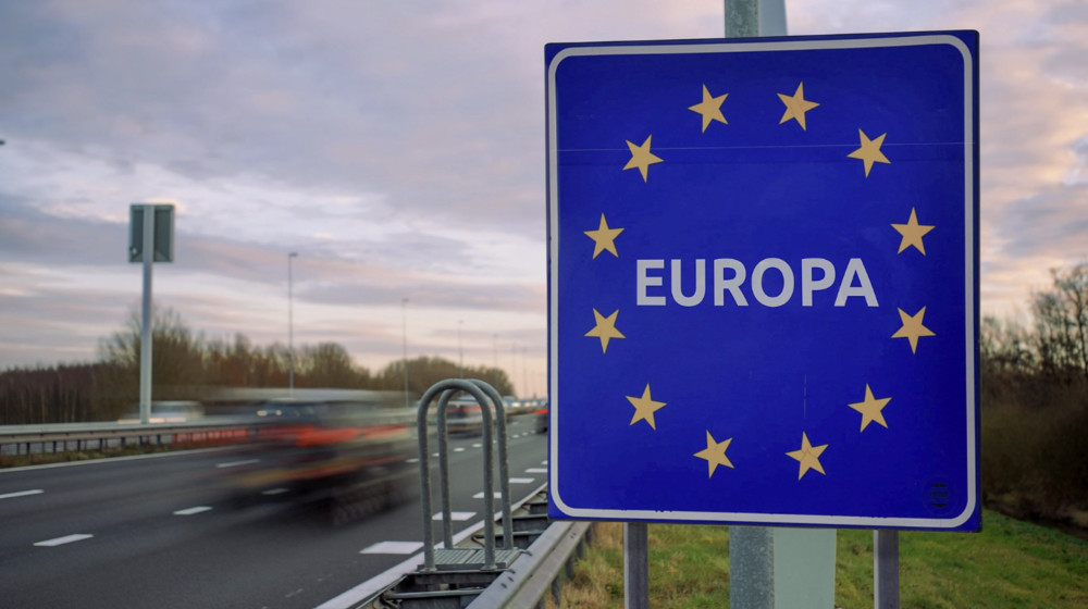 Snelweg met verkeersbord Europa