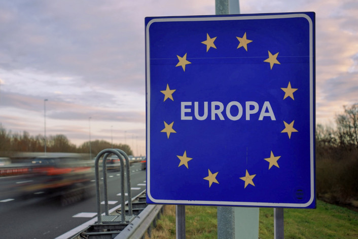 Snelweg met verkeersbord Europa
