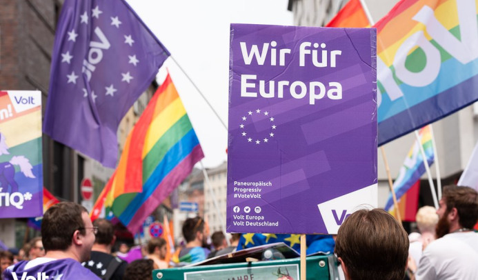 Volters lopen meer mars in Duitsland en houden een bord omhoog waar op staat: Wir für Europa