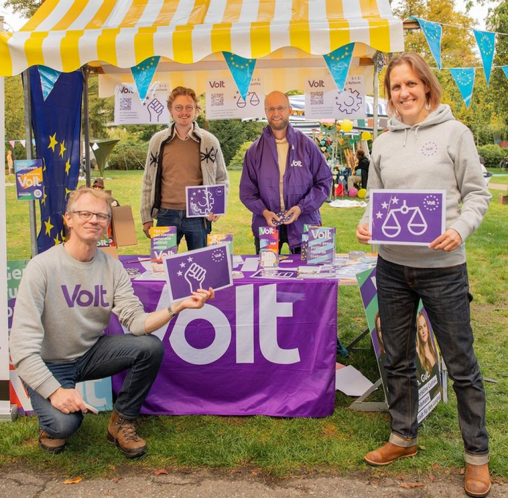 Volters in het park met een stand