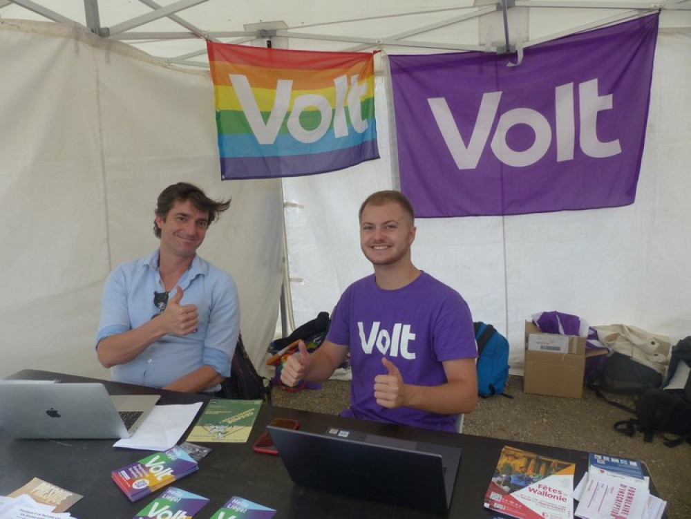 Twee mannen met laptops in een Volt stand in Luik