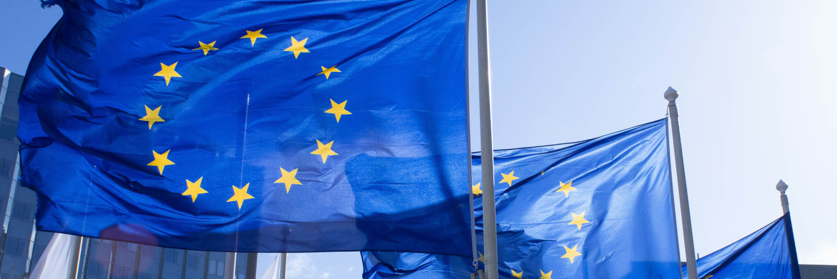 Drie Europese vlaggen wapperen in de wind