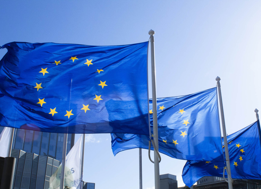 Drie Europese vlaggen wapperen in de wind