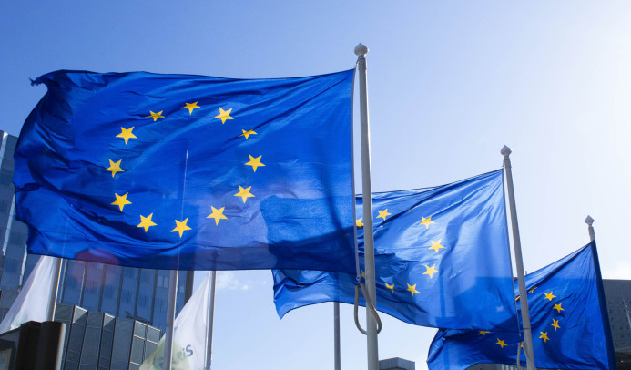 Drie Europese vlaggen wapperen in de wind