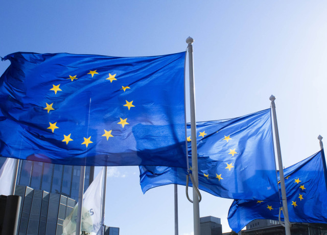 Drie Europese vlaggen wapperen in de wind