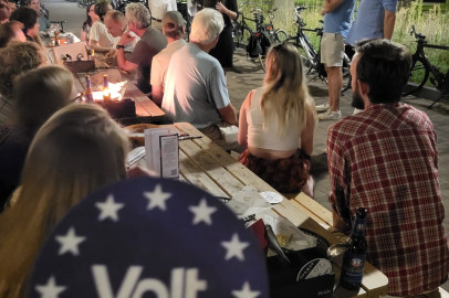 Volt borrel buiten met toespraak.