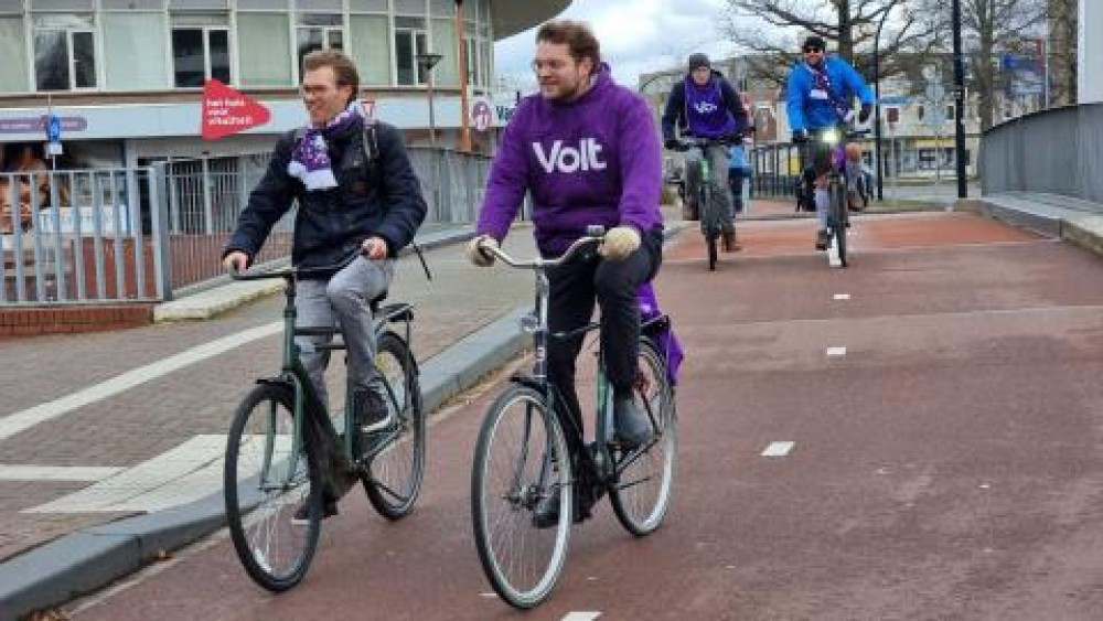 Volters fietsen door Amsterdam als campagne actie