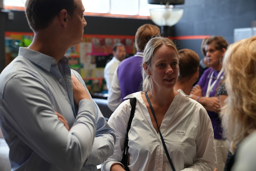 Volters in gesprek binnen tijdens een Volt event