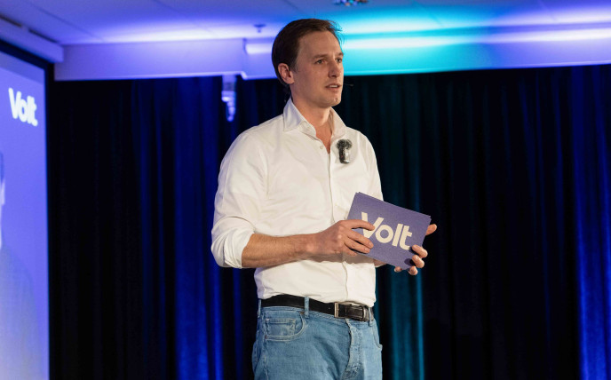 Laurens Dassen speecht op congres Volt 2024