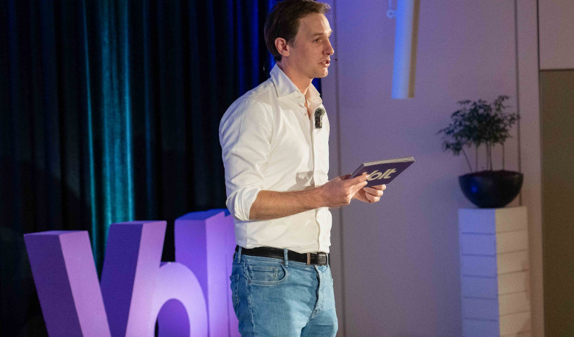 Laurens Dassen speecht op congres Volt 2024
