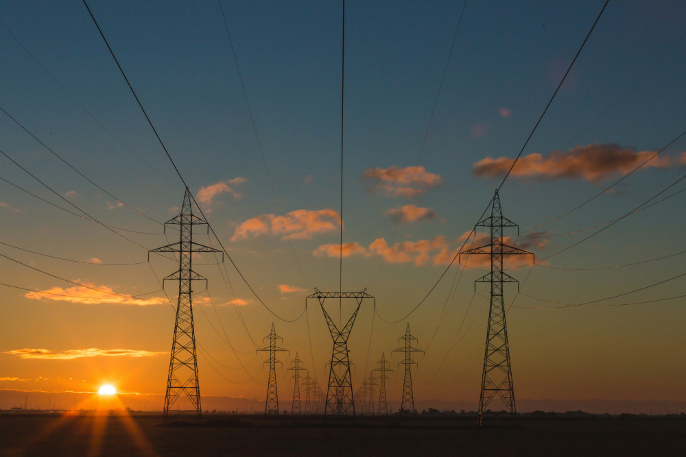 hoogspanningsmasten bij zonsondergang