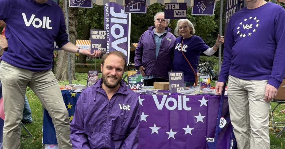 Eindhoven - Peace in the Park - infostand - Volt Nederland