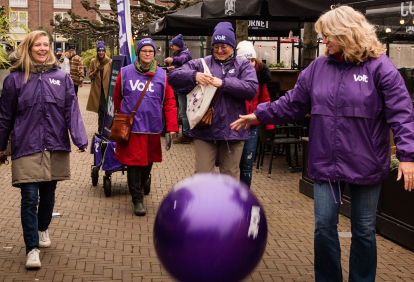 Stuiterende bal, karretje, flyerende vrijwilligers