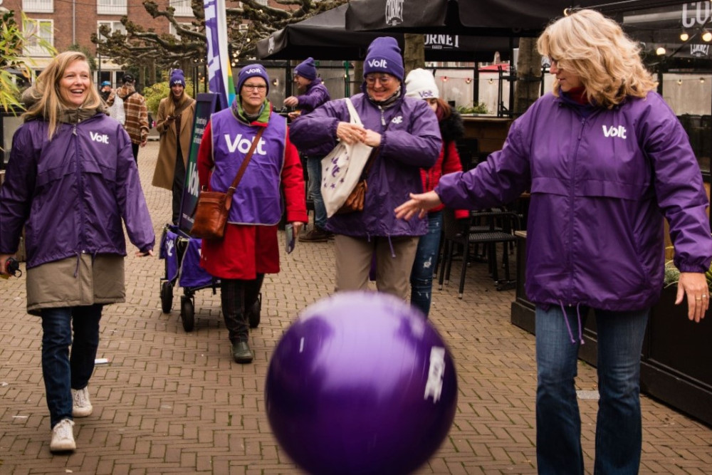 Stuiterende bal, karretje, flyerende vrijwilligers