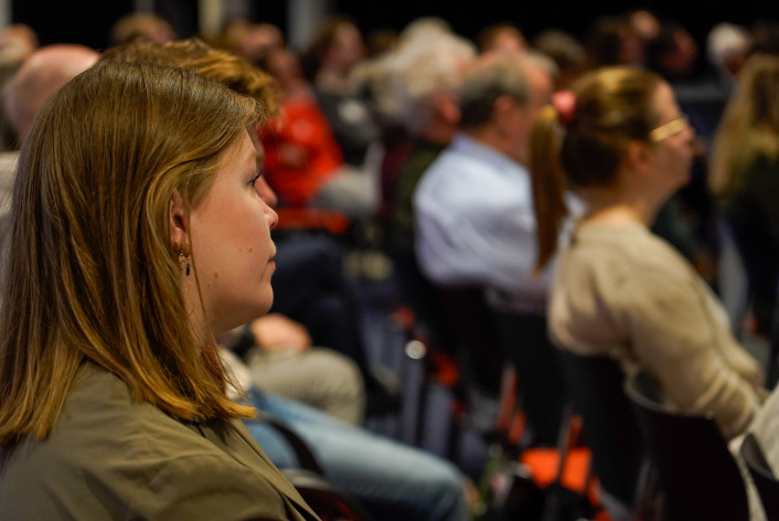 Close-up Volt Congres luisteren in het publiek