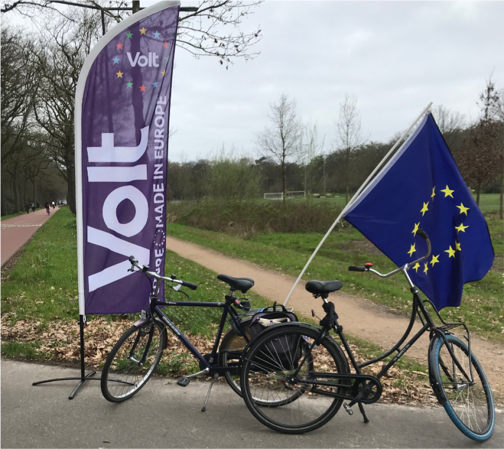 fietstocht met vlaggen