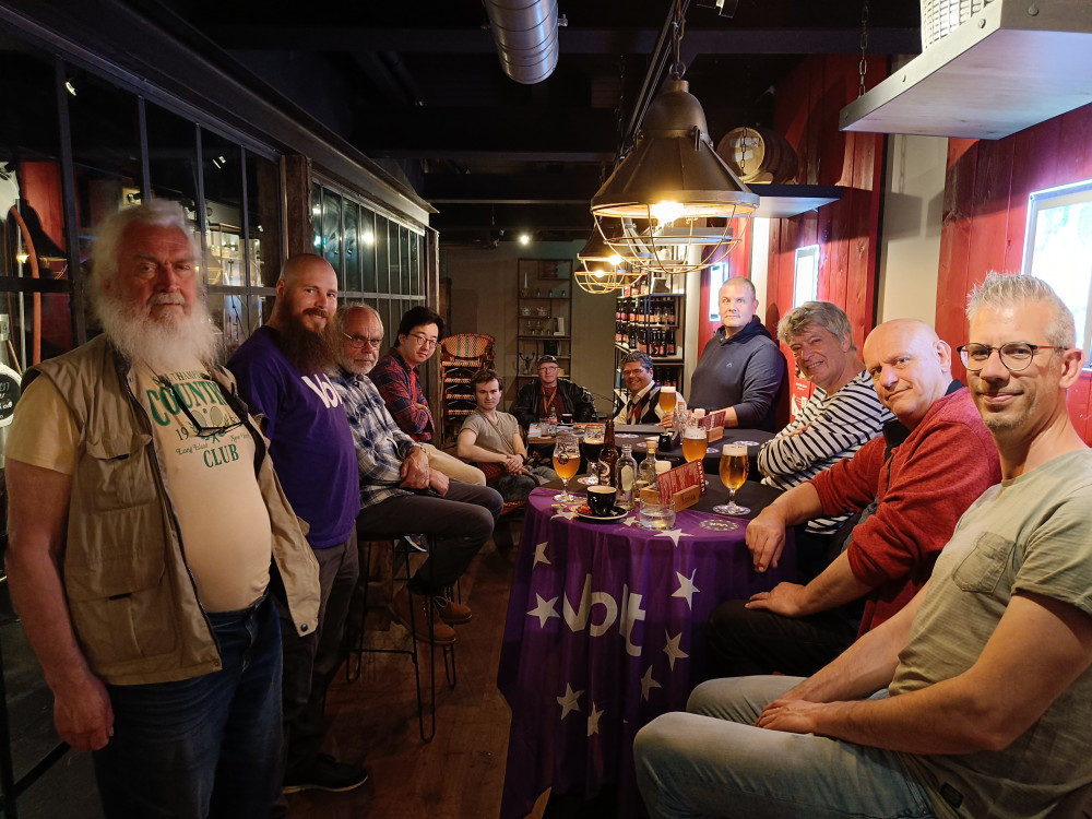 Groep Volter bij elkaar in een bar.