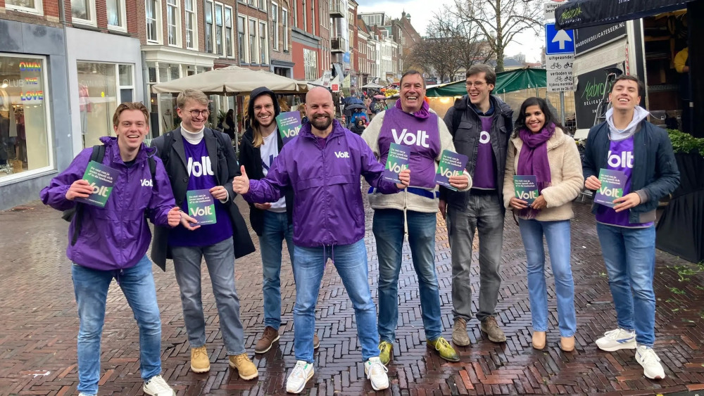 Volt vrijwilligers op straat met flyers