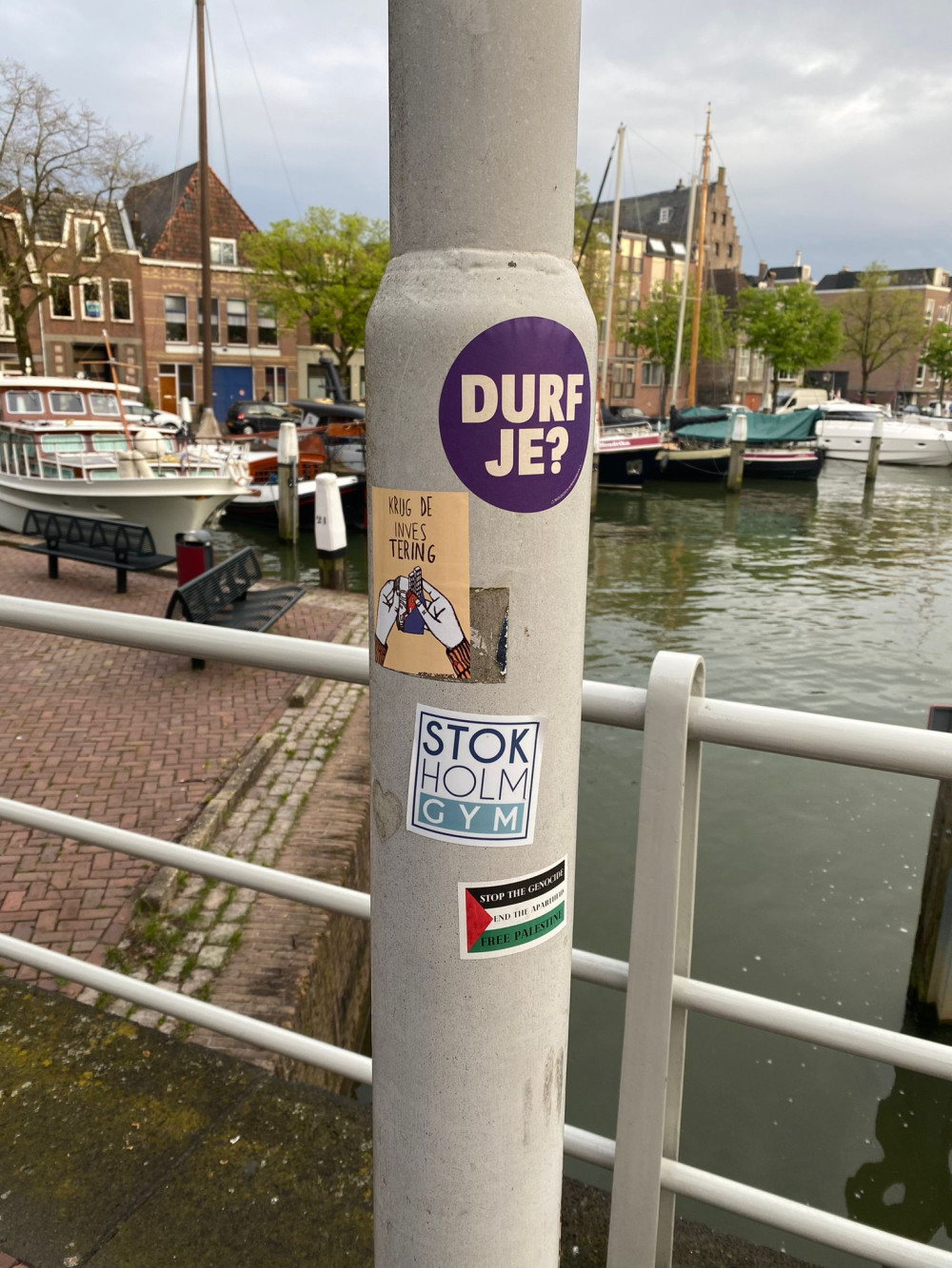 Volt sticker op paal bij haven