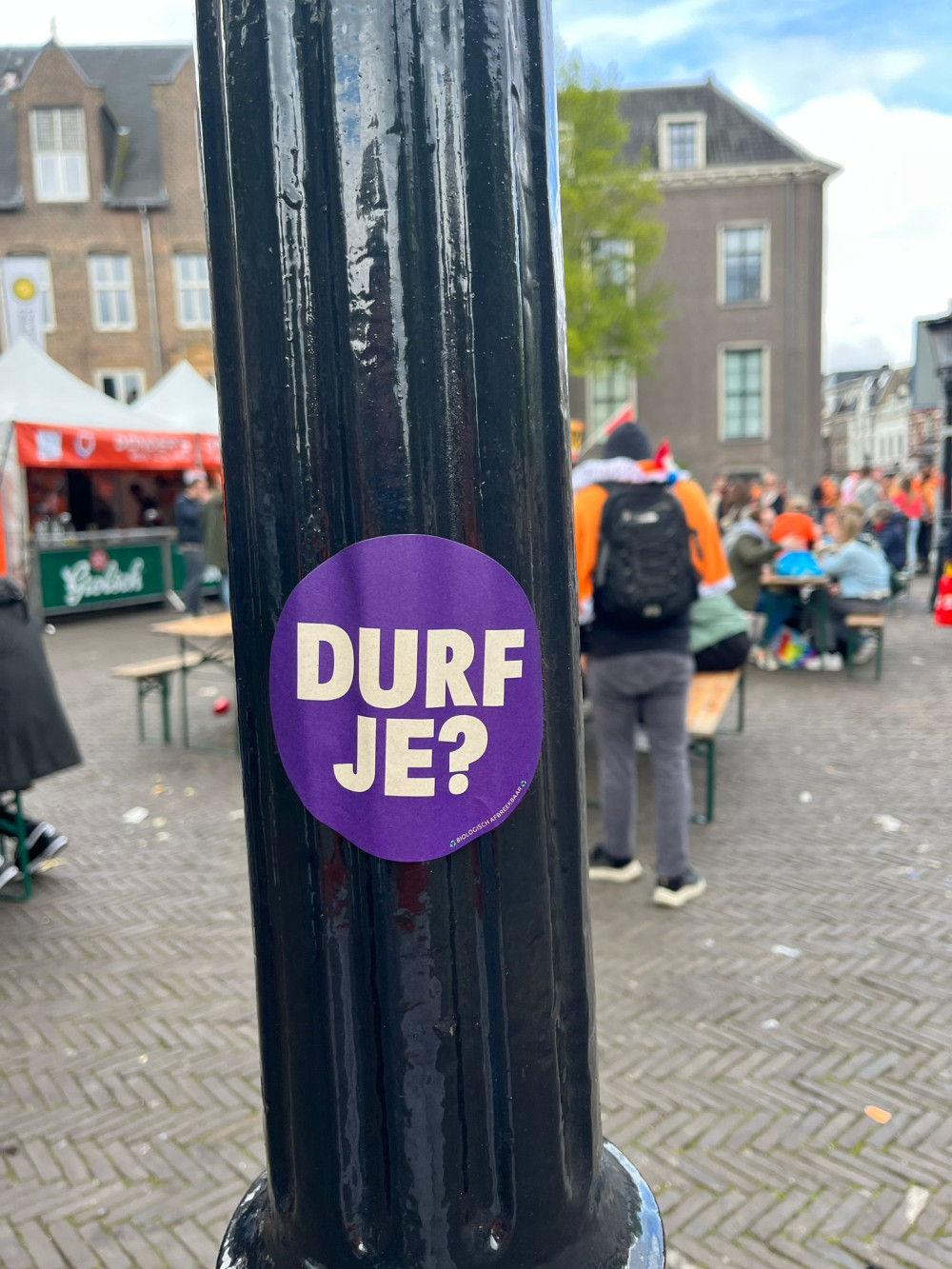 Volt sticker op paal op markt