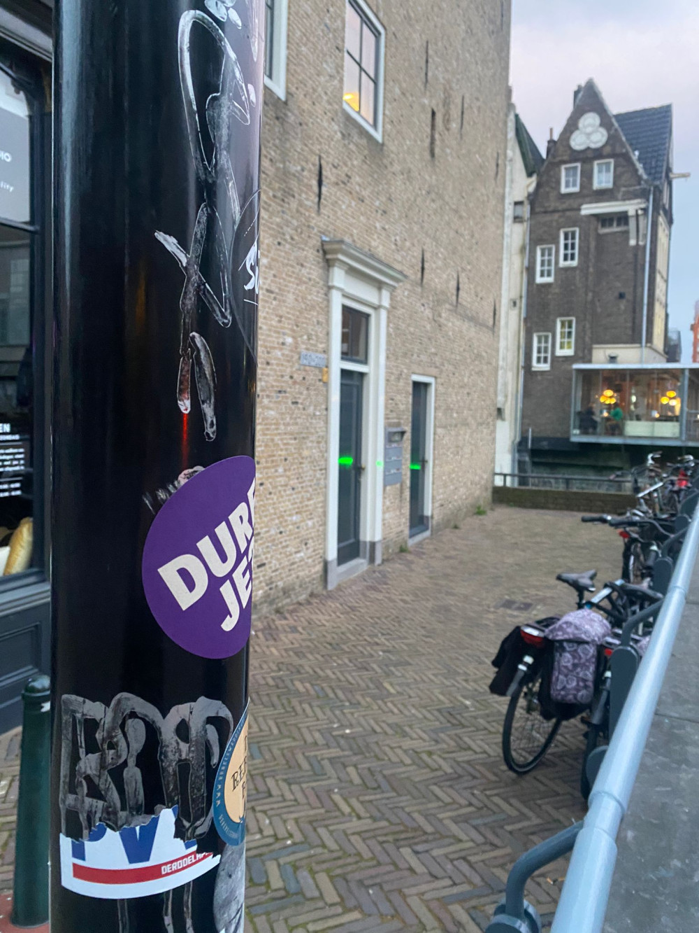 Volt sticker op paal