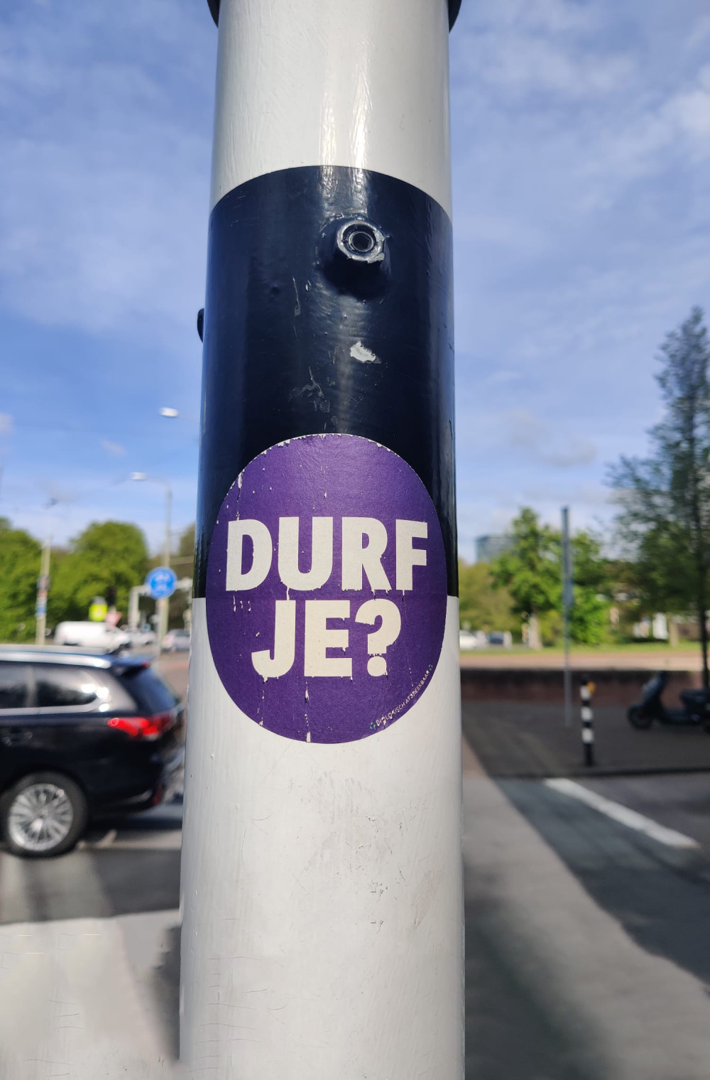 Volt sticker op zwart witte paal