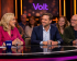 Talkshow setting met Volt logo op mok en achtergrond