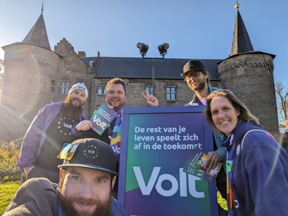 Volters voor kasteel met poster en flyers