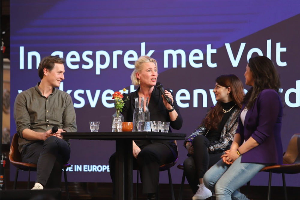 Laurens dassen in gesprek op het podium tijdens het Volt congres