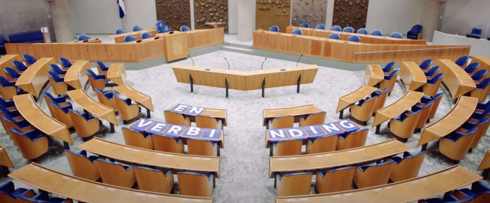 Lege Tweede Kamer met poster