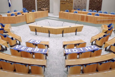 Lege Tweede Kamer met poster 