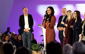 Gaby Perin-Gopie spreekt op podium van Volt congres, ze is net verkozen als lijsttrekker.