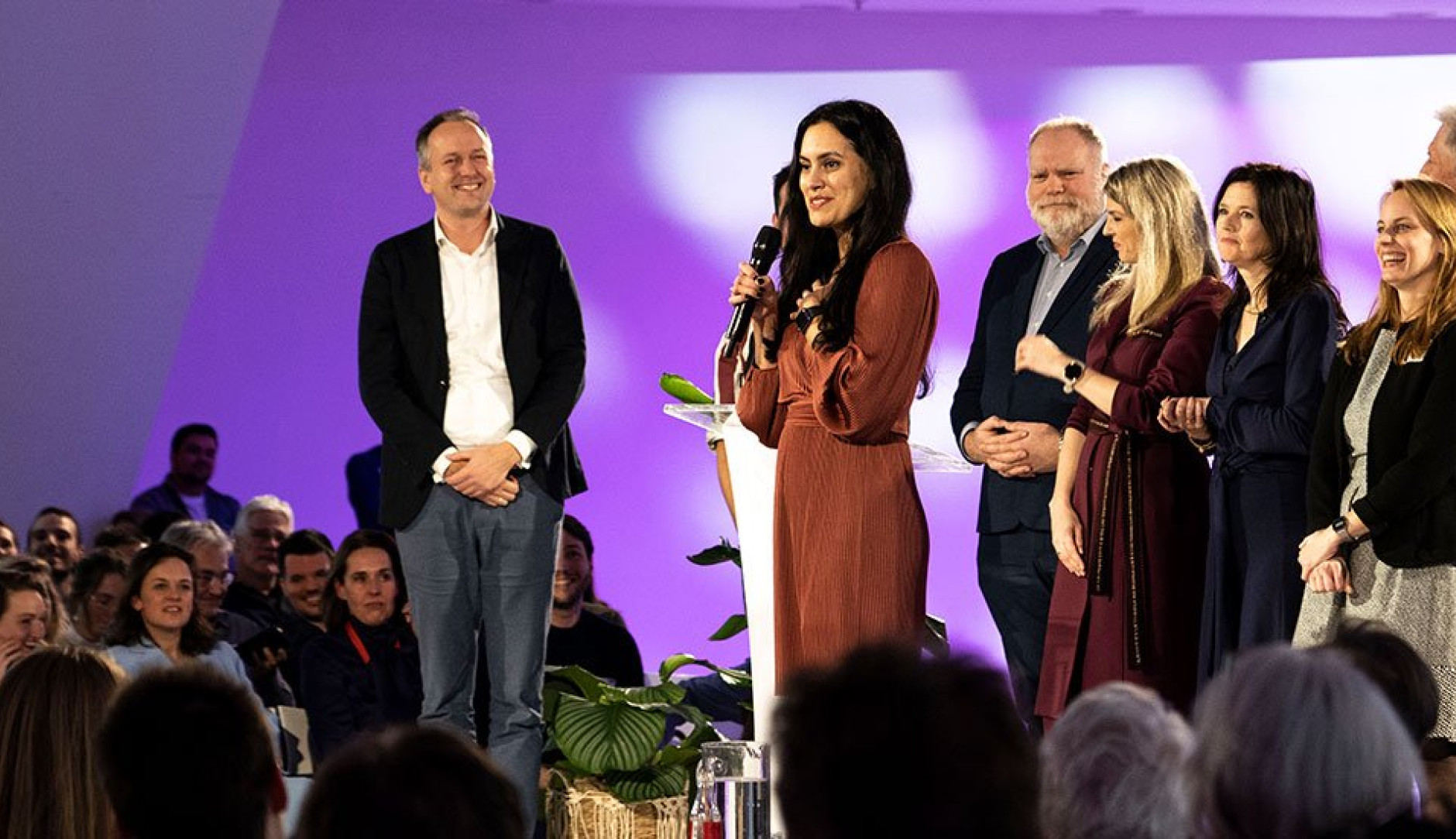Gaby Perin-Gopie spreekt op podium van Volt congres, ze is net verkozen als lijsttrekker.