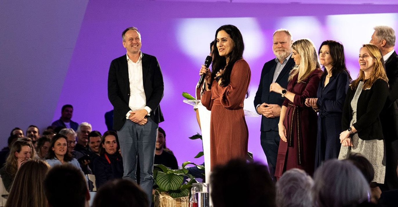 Gaby Perin-Gopie spreekt op podium van Volt congres, ze is net verkozen als lijsttrekker.