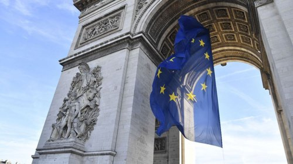 Arc de triomphe met de Europese vlag